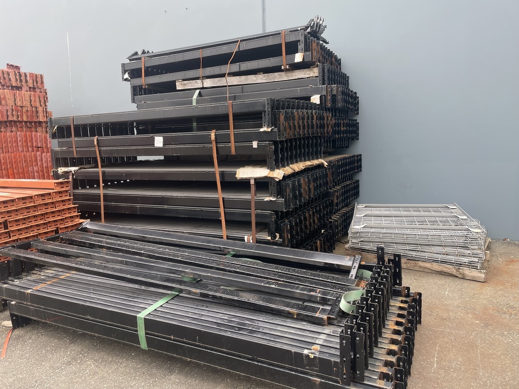 Used Beams: Redirack 08ft 3in(99in) long x 3.5in 3-Tab (Box) Black